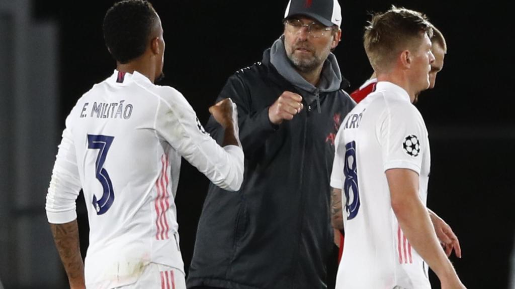 Militao saludando a Jürgen Klopp