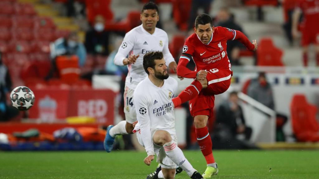 Un disparo de Roberto Firmino bloqueado por Nacho