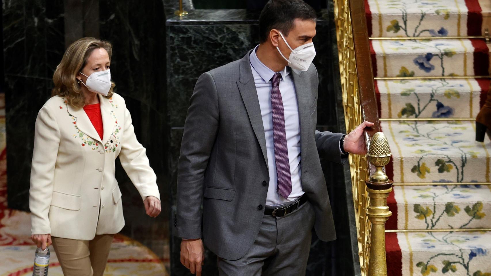 Pedro Sánchez y Nadia Calviño, entrando en el hemiciclo del Congreso de los Diputados, este miércoles.