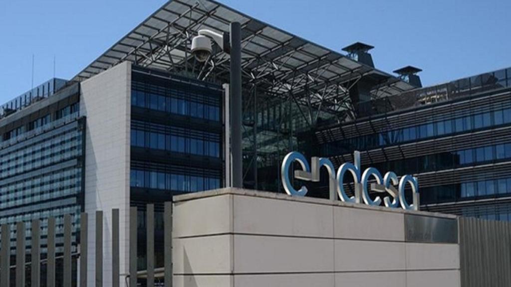 Rótulo en el exterior de la sede madrileña de Endesa.