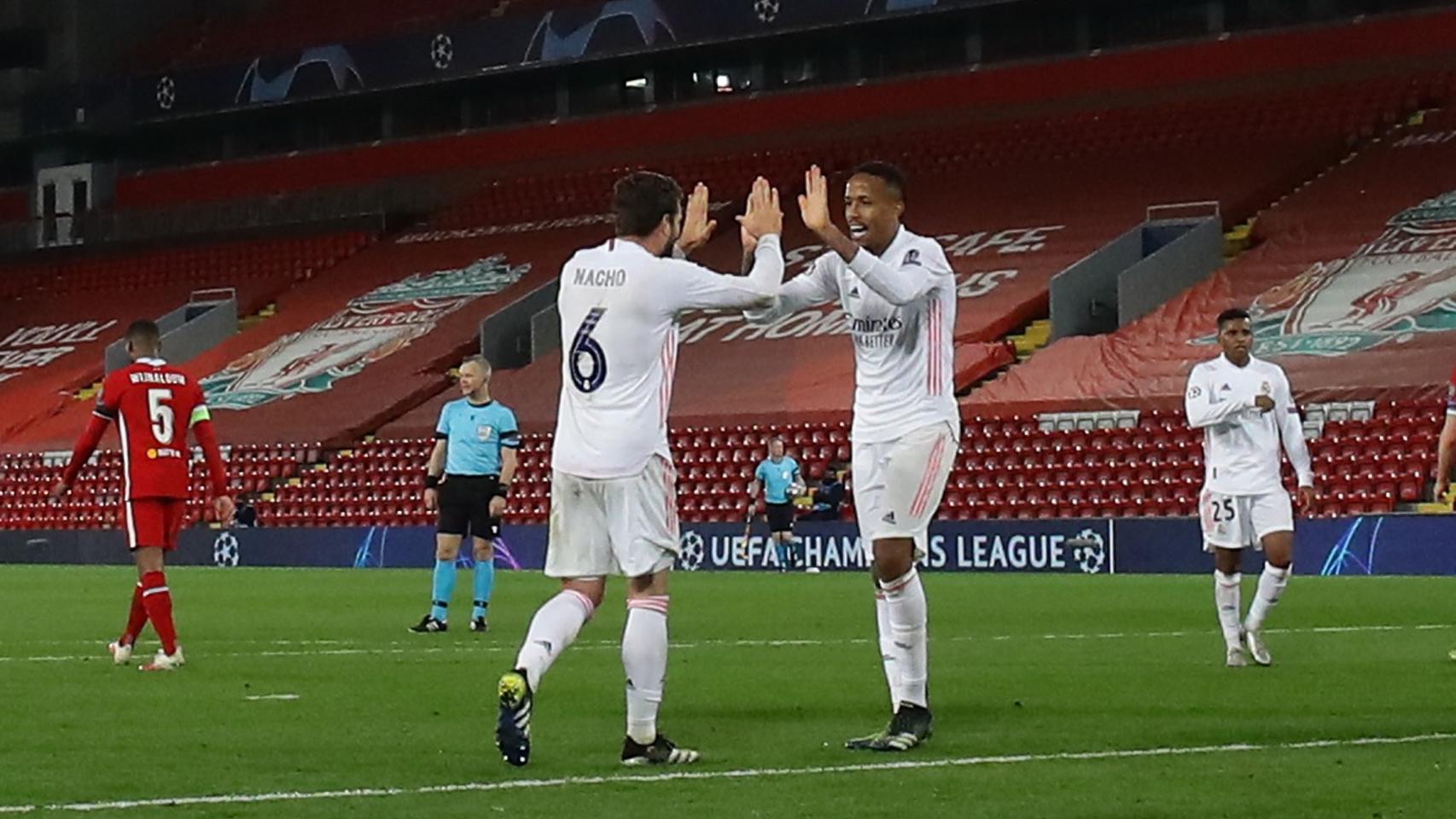 Nacho y Militao celebran en Anfield