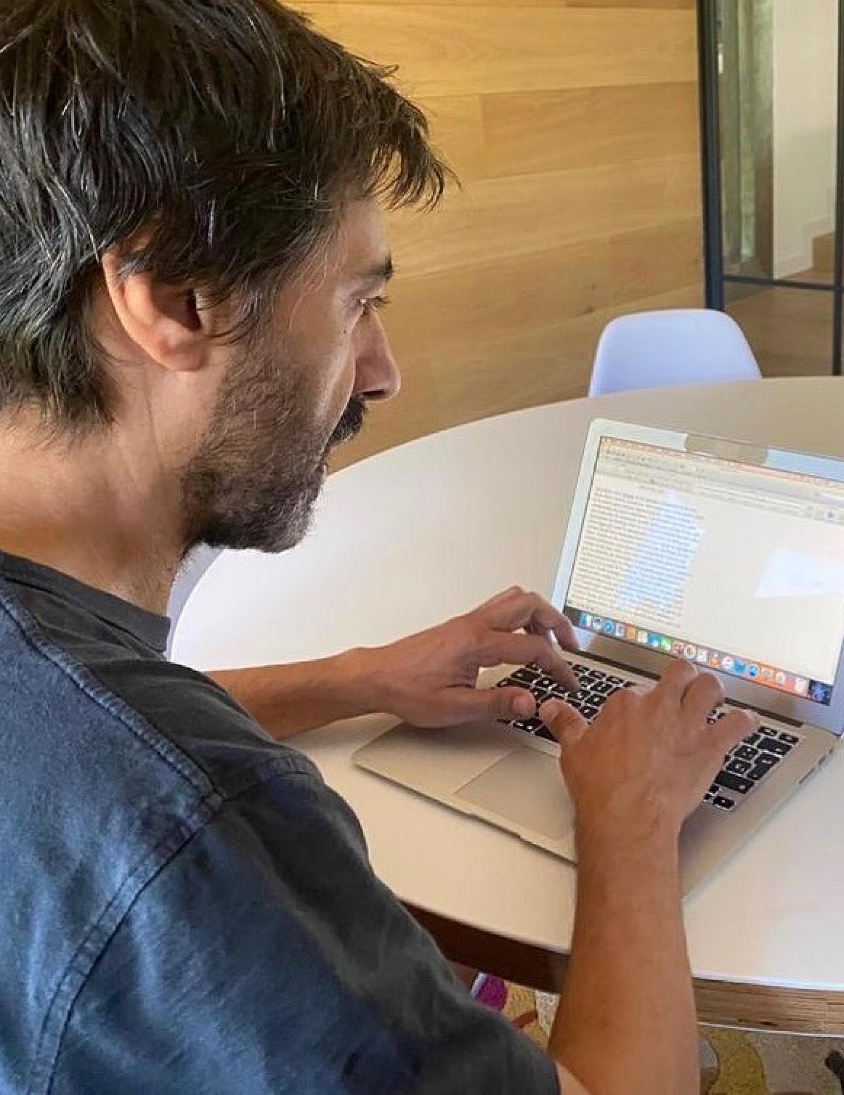 Juan del Val compartió la foto del día exacto en el que terminó la novela 'Delparaíso'.