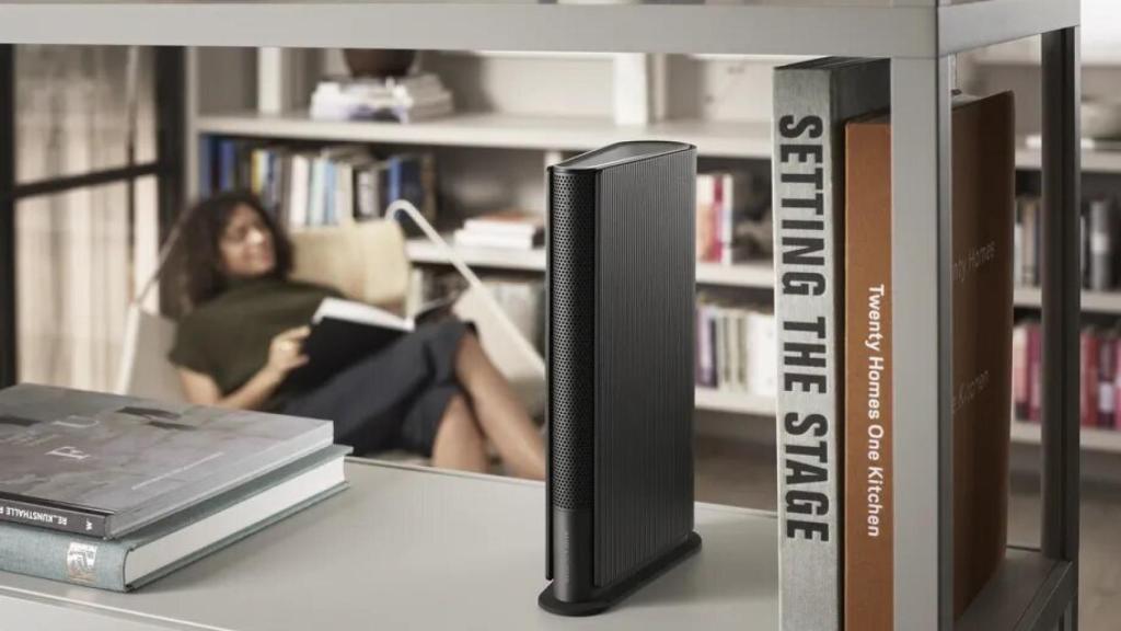 Emerge en color negro.