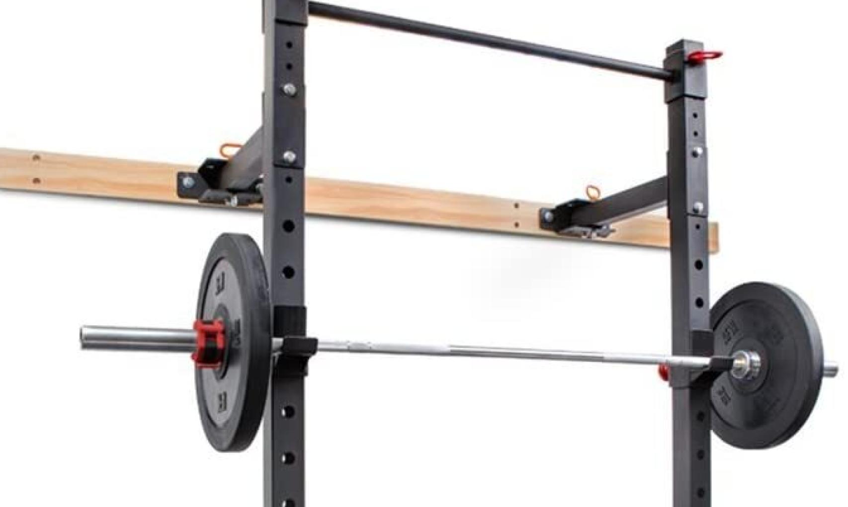 Una máquina rak con barra de dominadas.