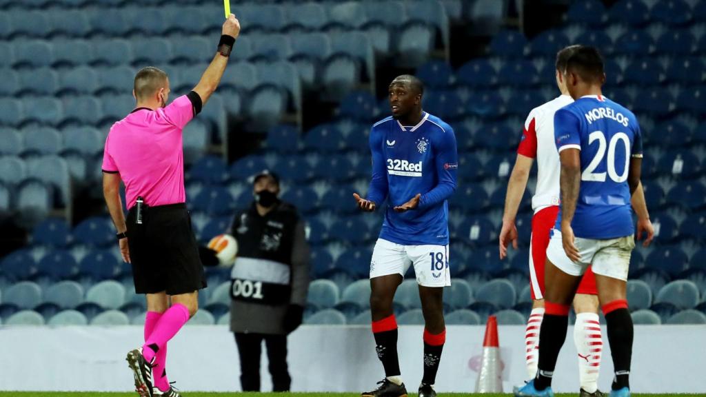 Glen Tamara siendo amonestado por el árbitro