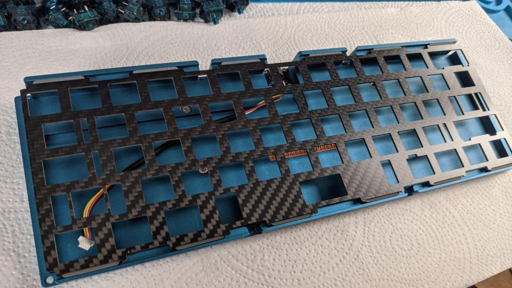 Proceso del montaje de un teclado mecánico.