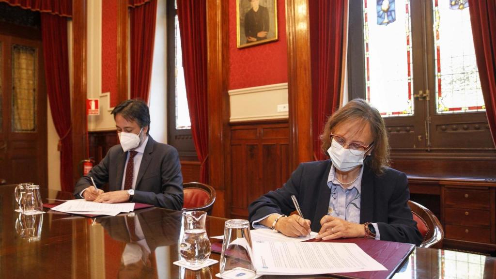 La concejala de Medio Ambiente, Esther Fontán, firma un convenio de colaboración con el presidente del Colegio de Farmacéuticos, Héctor Castro