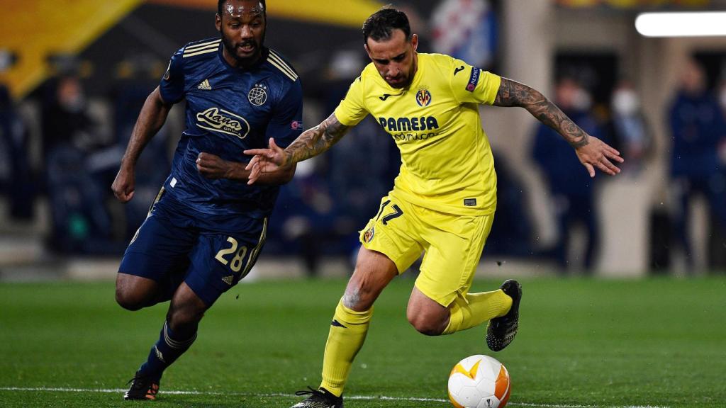 Paco Alcácer pelea un balón con el Villarreal