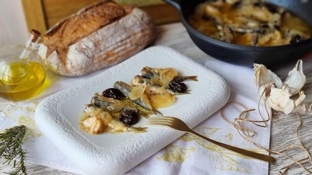 Sardinas escabechadas, sarde in saor