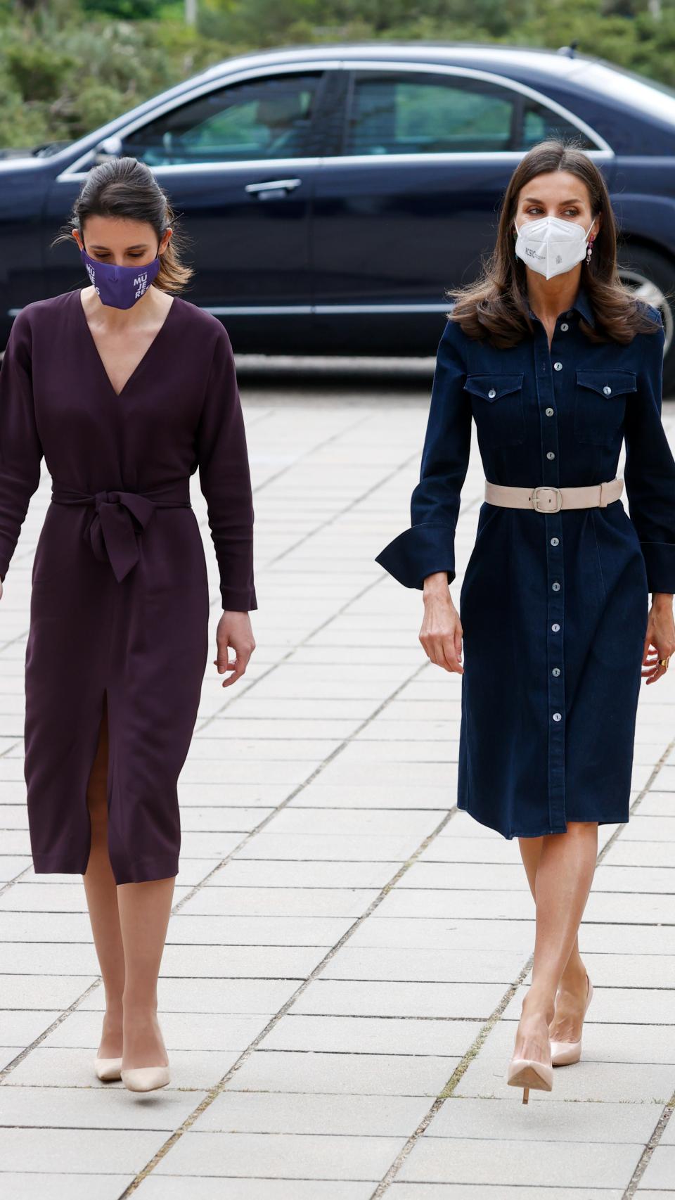Irene Montero junto a la Reina luciendo unos tacones muy parecidos.