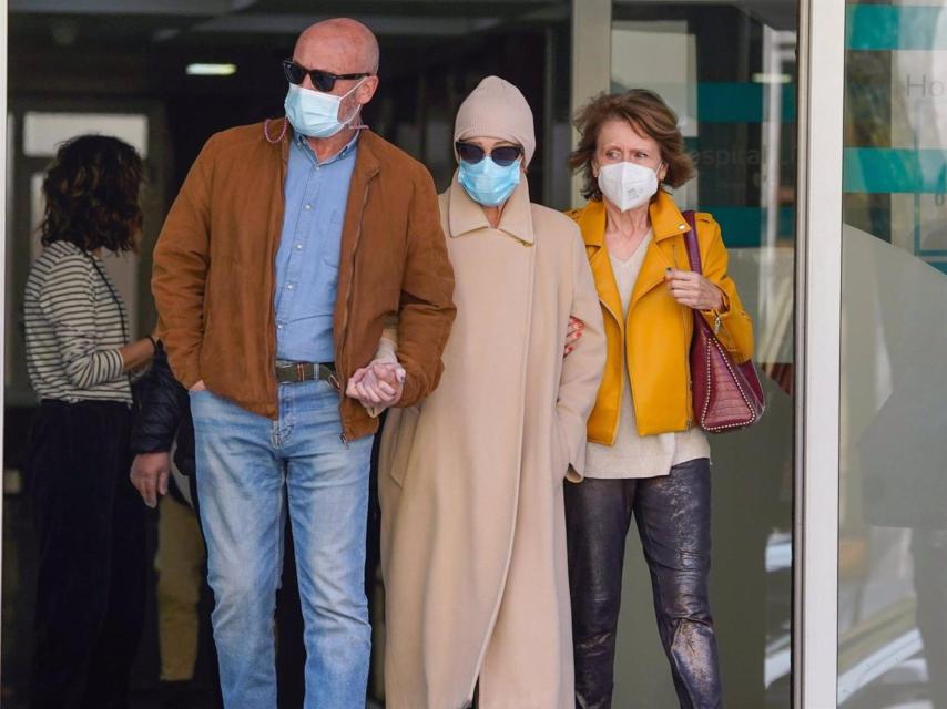 Una de las últimas imágenes públicas de la colaboradora de televisión junto a sus hermanos Manolo y Concha.