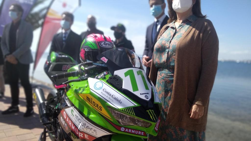 La marca turística  Costa Cálida en el frontal de la moto de Ana Carrasco.