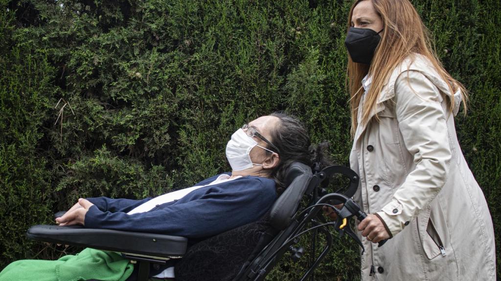 Sandra pasea a su hermana, este pasado miércoles, por la residencia en la que Isa se encuentra.