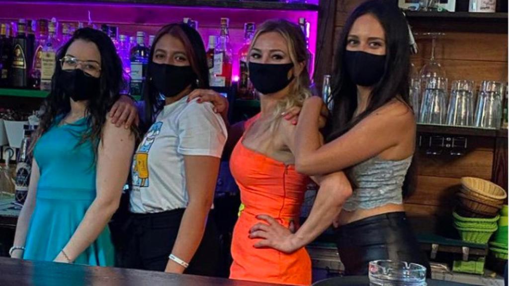 Yoli (de naranja) junto a sus camareras.