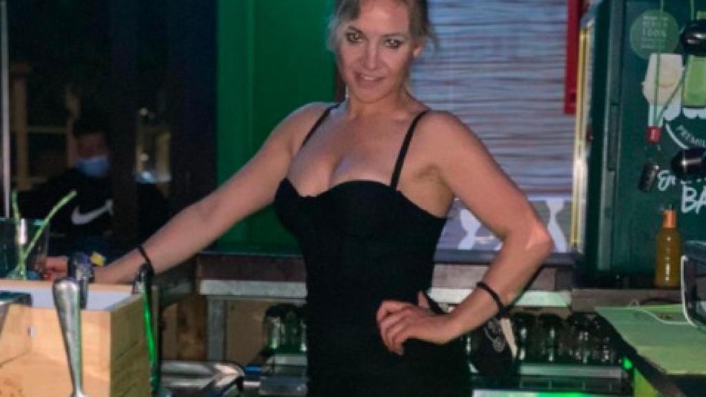 Yoli en la barra del Tiki Tiki, que sigue funcionando con normalidad.