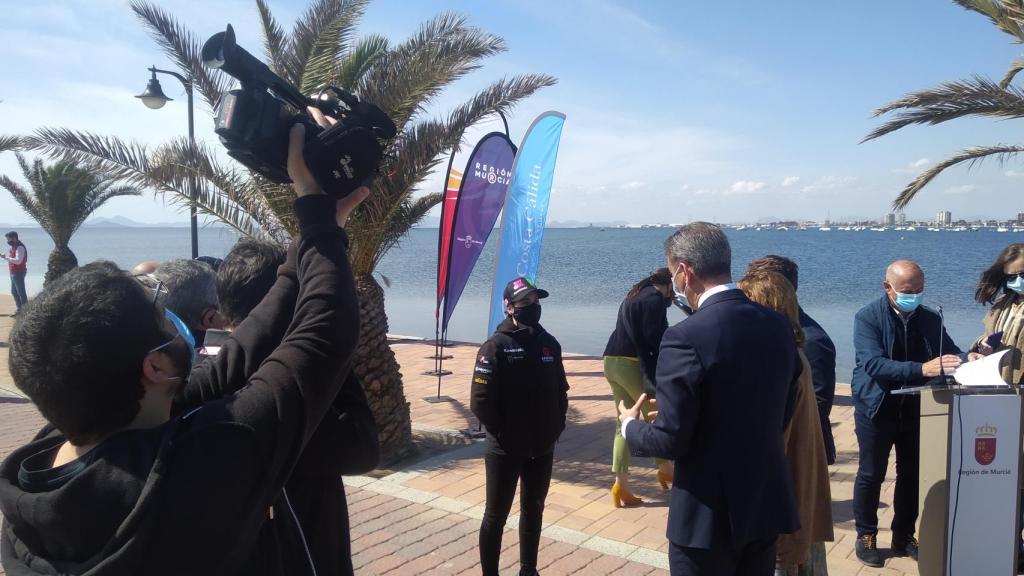 La presentación del patrocinio de Costa Cálida ha tenido lugar al lado del Mar Menor.
