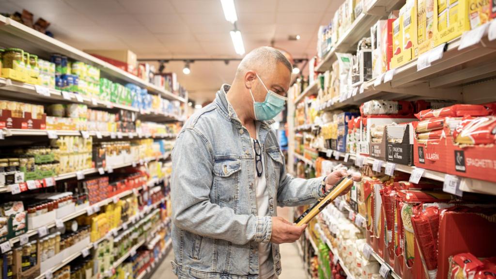 Imagen de Juan Pozuelo haciendo la comida.