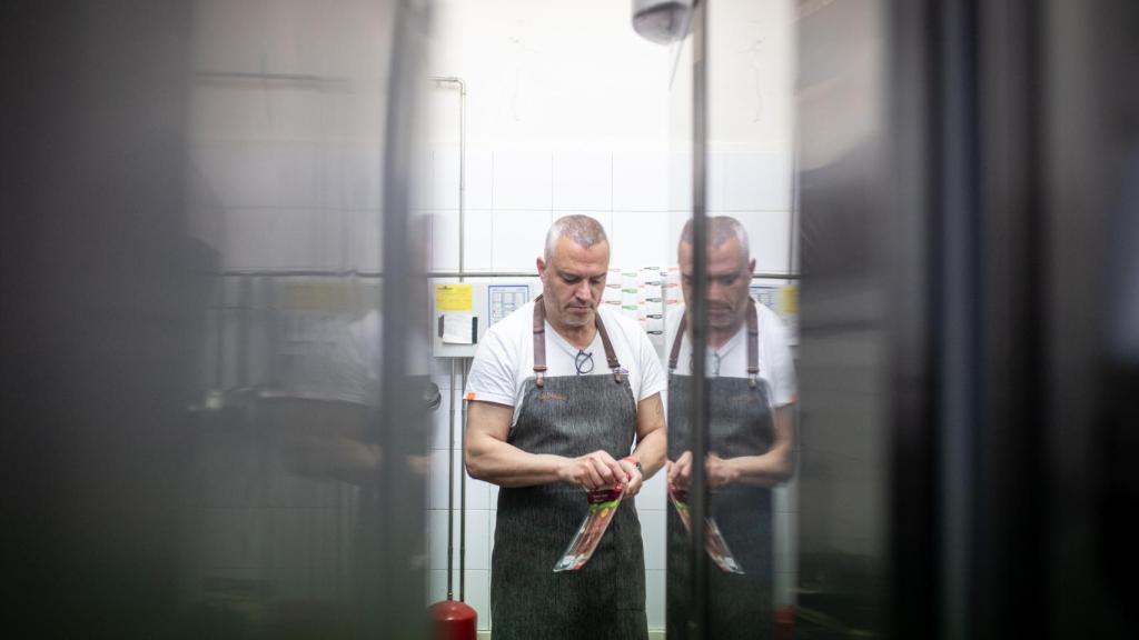 Pozuelo abre un paquete de jamón.