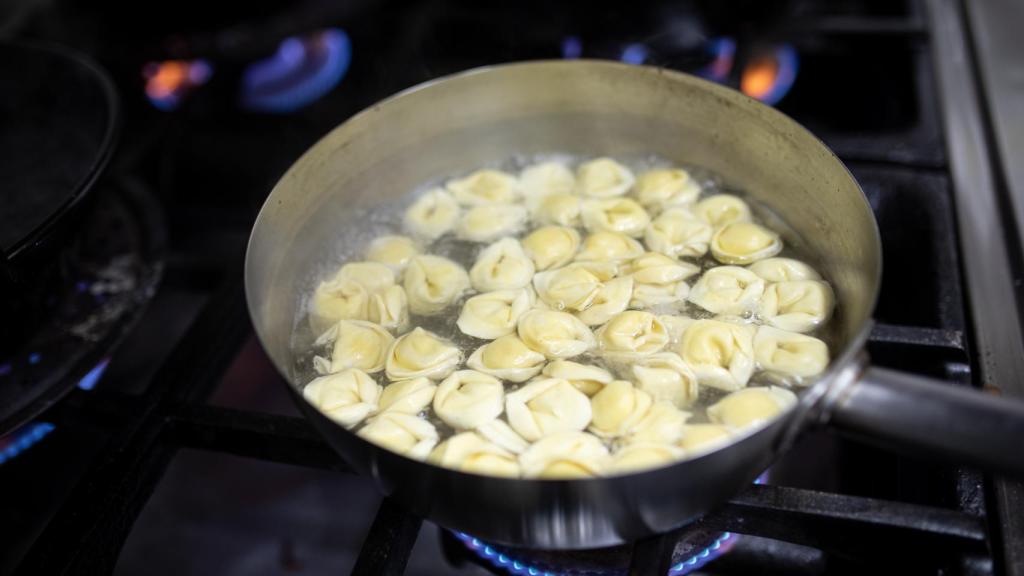 Los tortellini cociéndose.