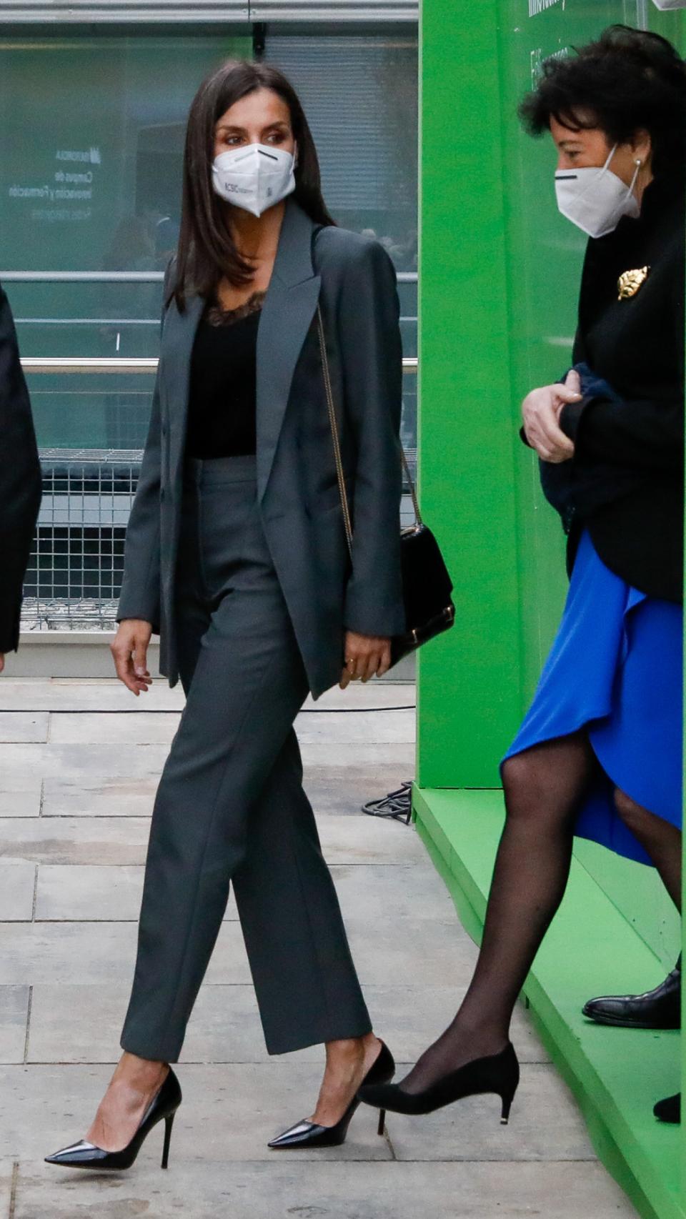 Letzia luciendo un perfecto estilo 'working' de Hugo Boss y Prada.