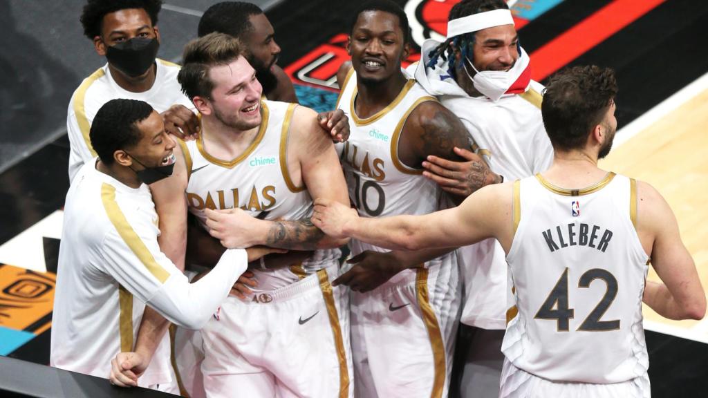 Luka Doncic, arropado por sus compañeros