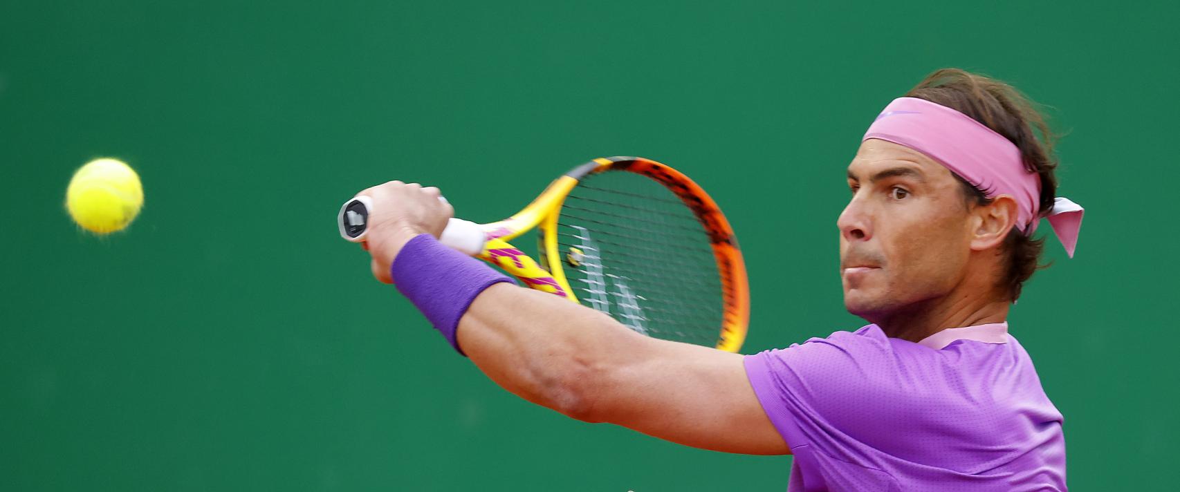 Nadal intenta jugar cortado para variar las alturas contra Rublev