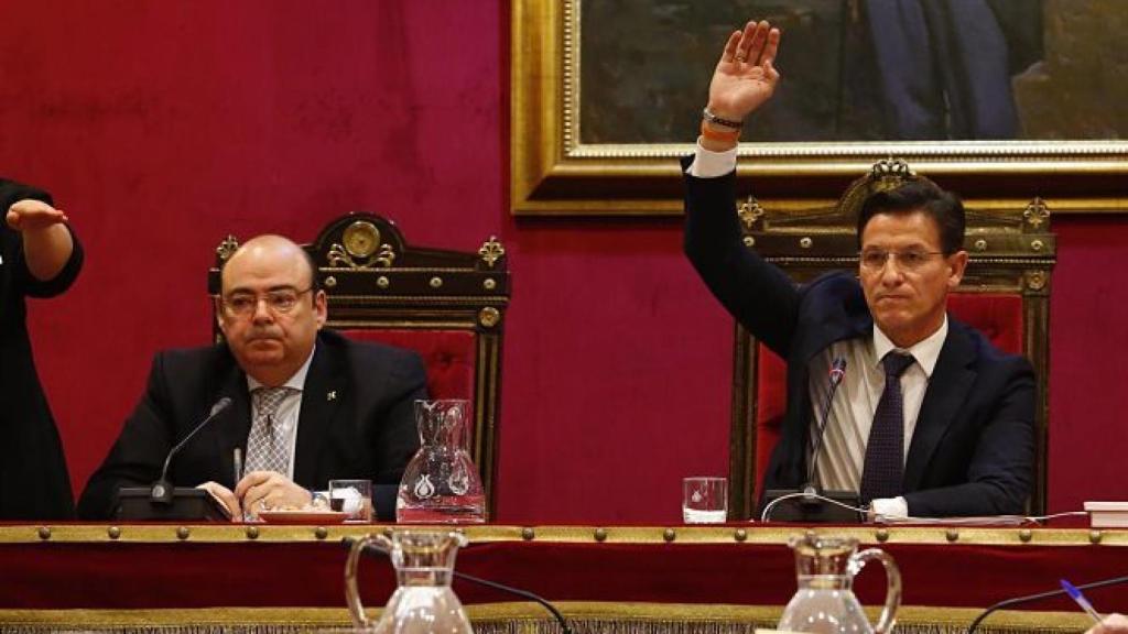 El alcalde de Granada, Luis Salvador, y el concejal del PP, Sebastián Pérez, en una imagen de archivo.