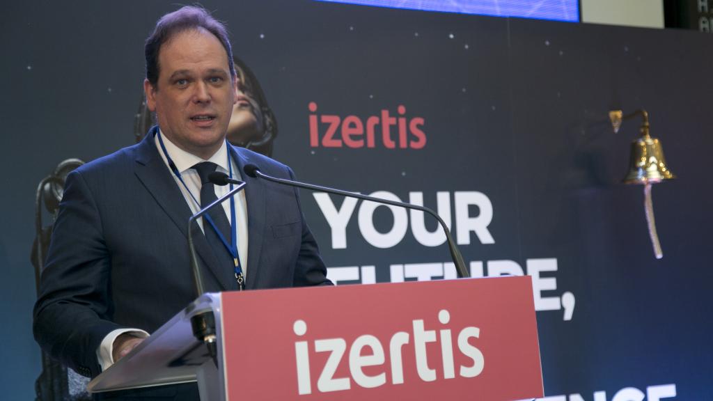 El presidente de Izertis, Pablo Martín, en el toque de su campana por el debut de la compañía.