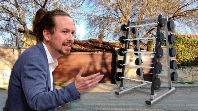 El exvicepresidente del Gobierno, en la entrada de su domicilio, en Galapagar.