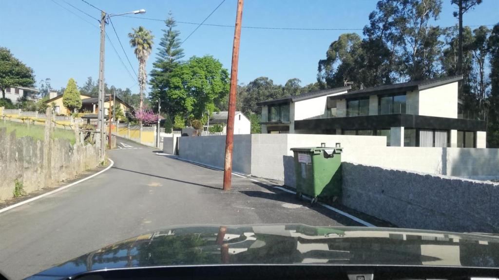 Poste colocado por Telefónica en una carretera de Salceda de Caselas (Pontevedra)