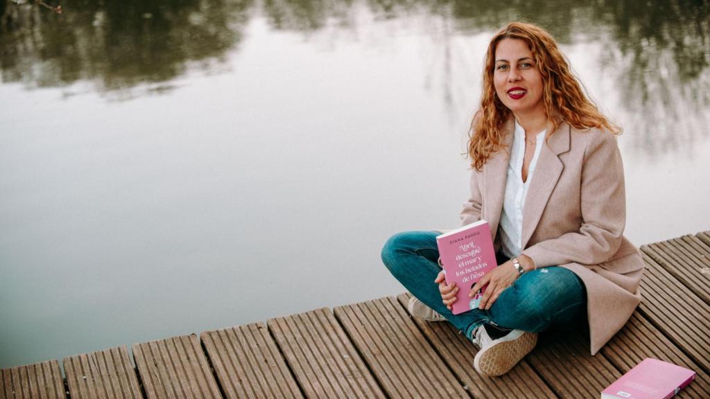 Diana Pardo con su novela, Abril descubre el verano y los helados de fresa.