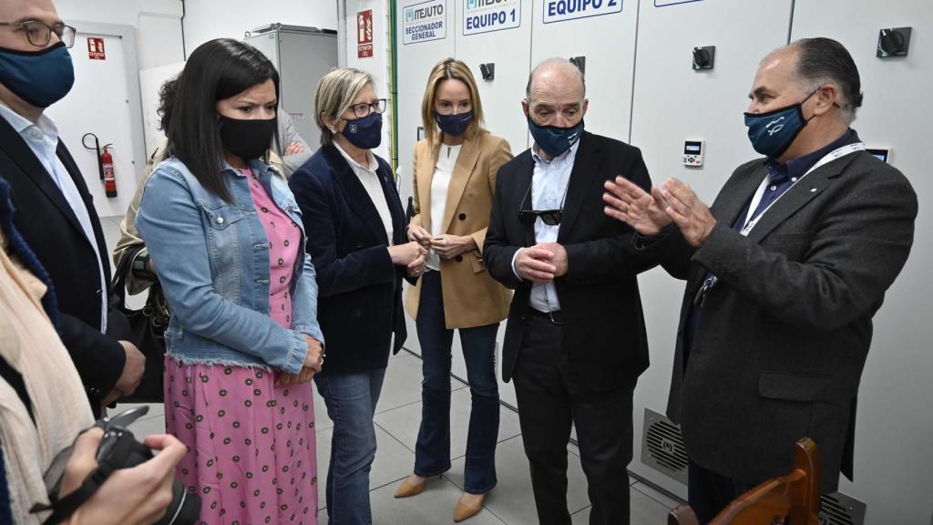 La conselleira do Mar visita la planta de ultracongelado de Mos.