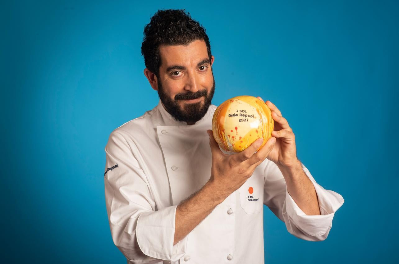 Iago Pazos con el primer Sol del O Loxe Mareiro. Foto: Sofía Moro/Alfredo Caliz.