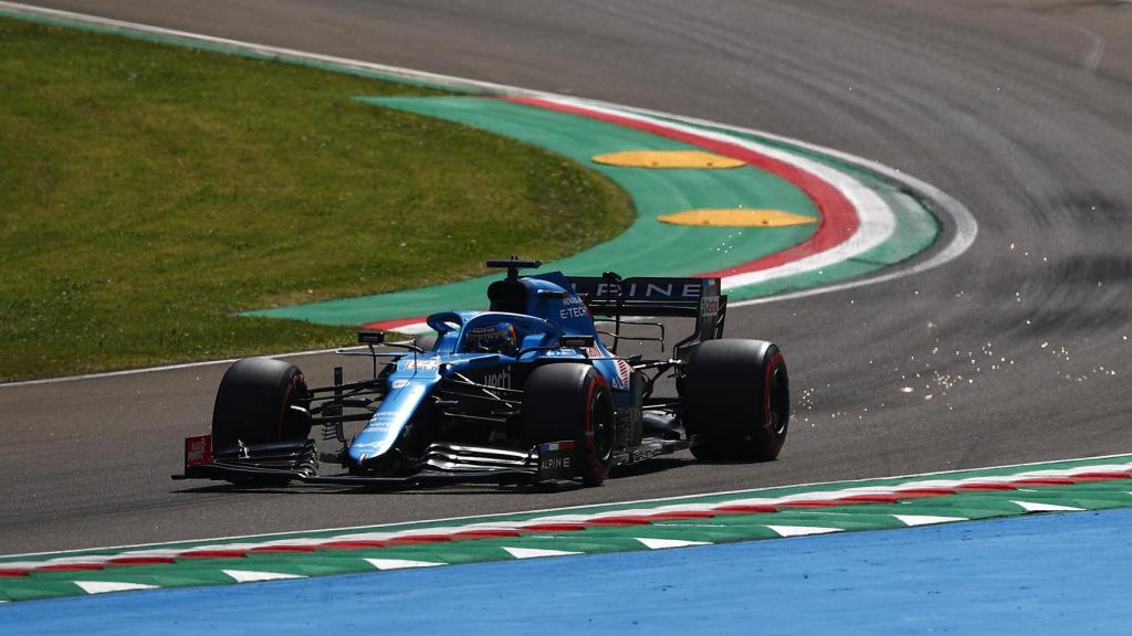 Fernando Alonso rueda con su Alpine en Imola