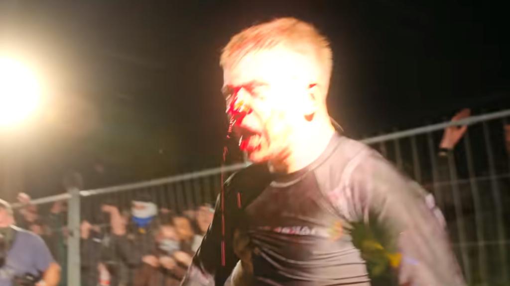 Un luchador ensangrentado vence un combate