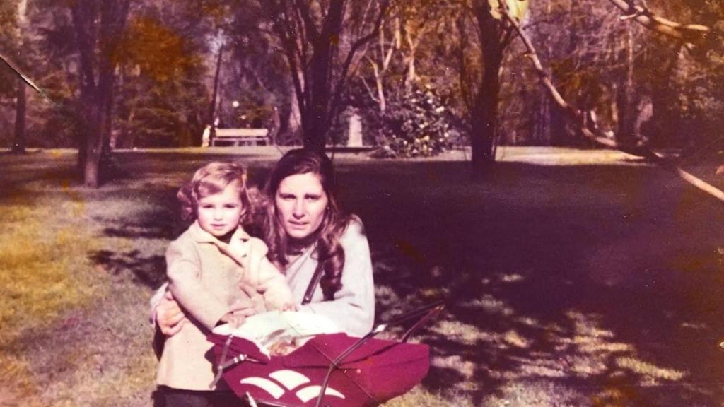 Mónica García y su madre,  Rosa María Gómez Rojo, en una foto antigua.