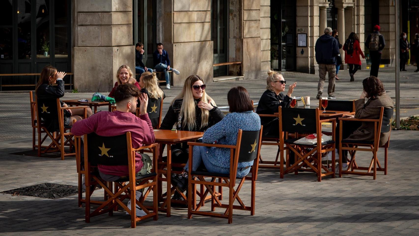 Aspecto de una terraza de un bar en el centro de Barcelona.