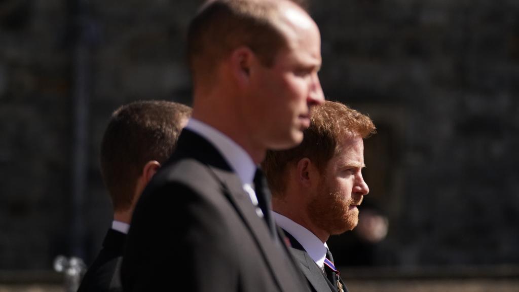 Los príncipes Guillermo y Harry tras el coche fúnebre de su abuelo, el duque de Edimburgo.