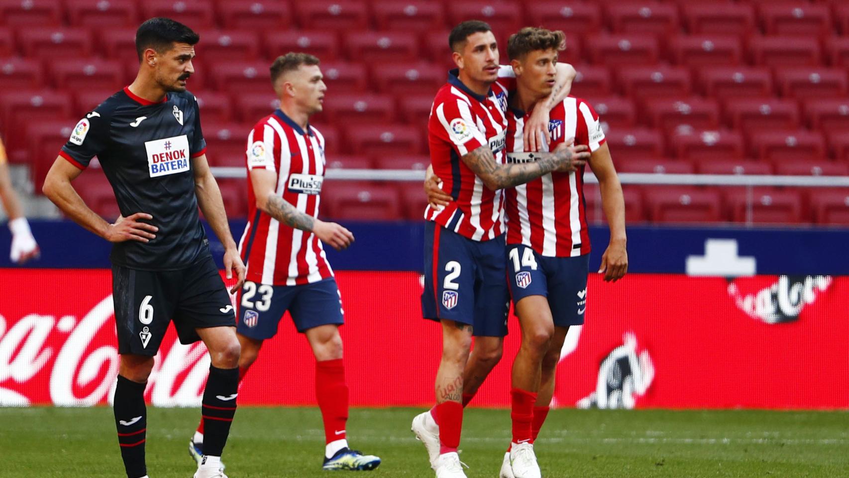 José María Giménez felicita a Marcos Llorente en uno de sus goles