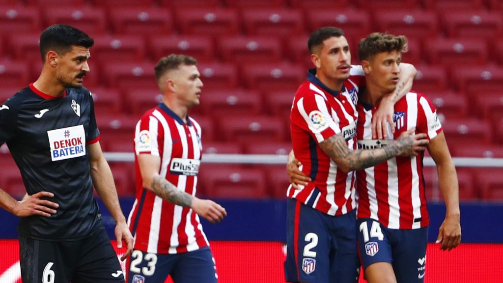 José María Giménez felicita a Marcos Llorente en uno de sus goles