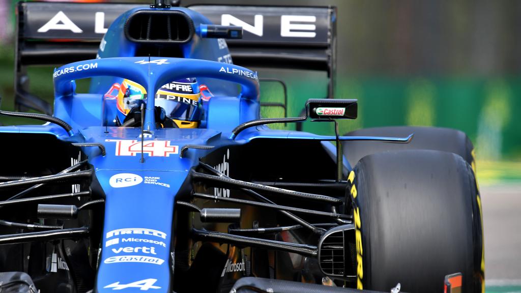 Fernando Alonso en una curva del circuito de Imola