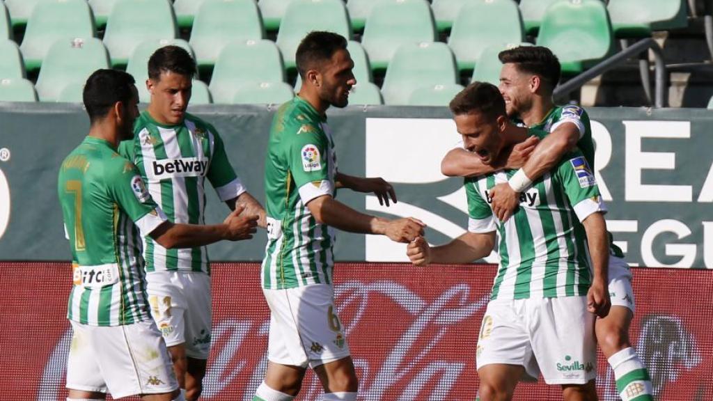 Los jugadores del Betis celebran el gol de Sergio Canales al Valencia