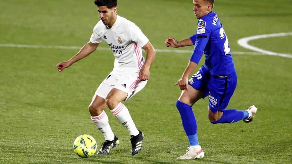 Marco Asensio, presionado por un jugador del Getafe