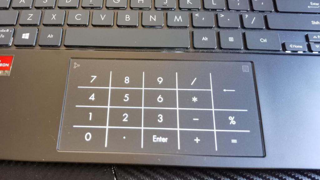 El trackpad tiene un teclado numérico que aparece al tocar un botón