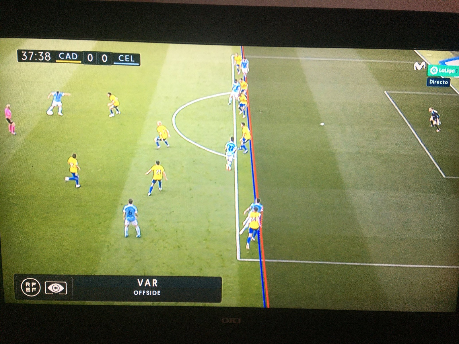 Imagen del VAR durante el gol anulado de Hugo Mallo al Cádiz