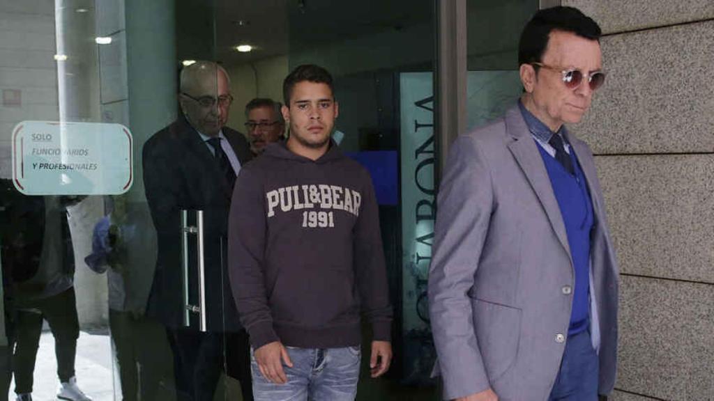 José Fernando saliendo de los juzgados junto a su padre en abril de 2017.