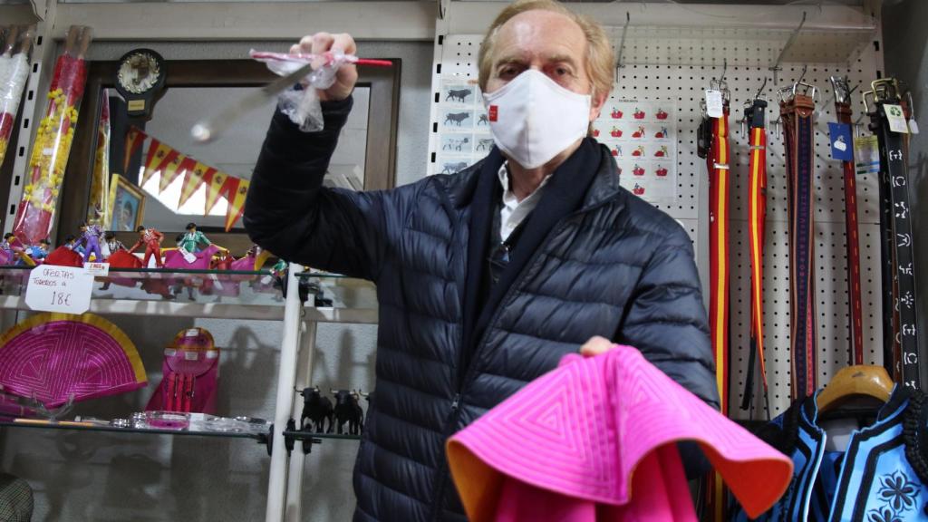 Enrique, con el estoque, en su tienda ZiNGS.