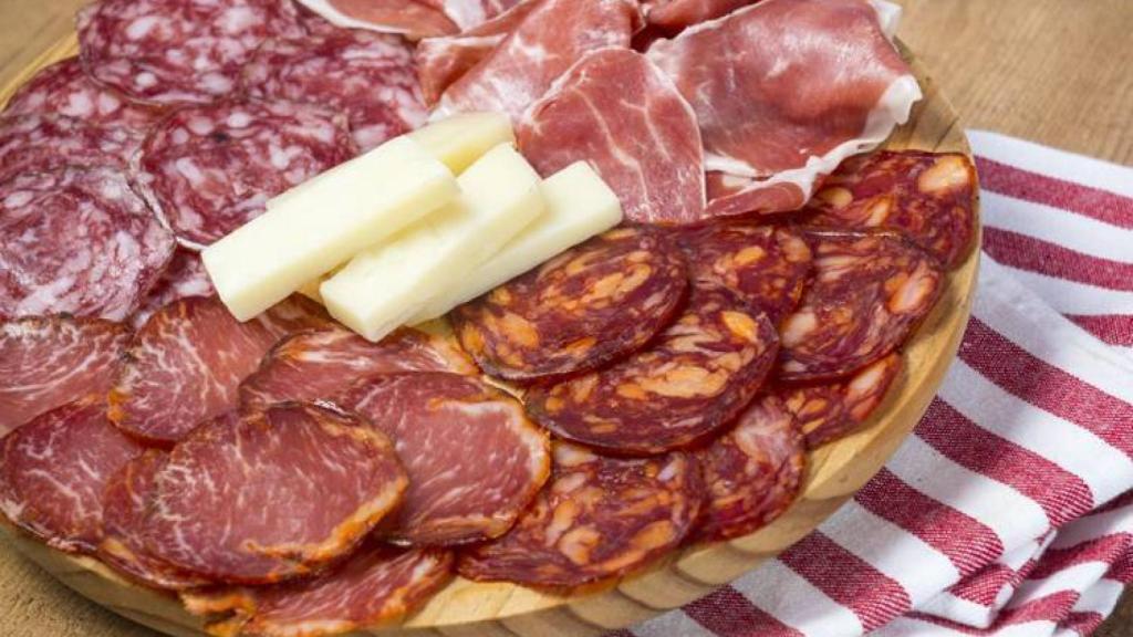 Una tabla con embutidos.