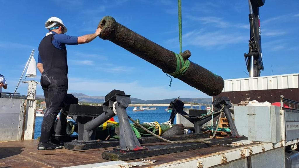 Una de las dos piezas de artillería recuperadas en las inmediaciones de cabo Corrubedo.
