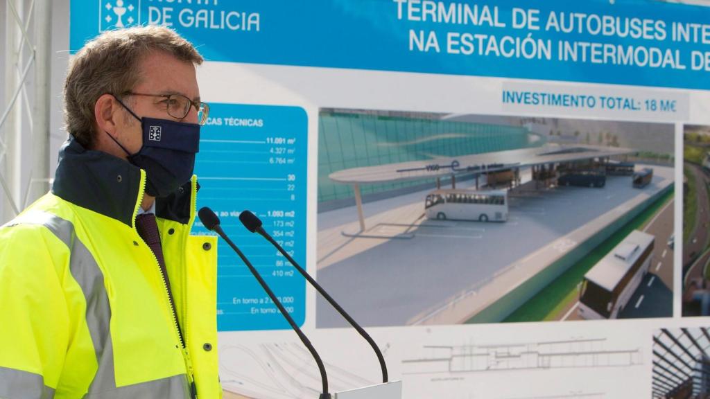 El presidente de la Xunta de Galicia, Alberto Núñez Feijóo, durante su visita a las obras de la nueva terminal de autobuses intermodal que se construye al lado de la nueva estación del Ave de Vigo.